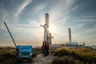 La mégafusée Starship de SpaceX en cours d'installation sur son pas de tir à Boca Chica, le 3 mars 2025 au Texas