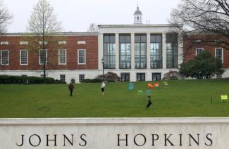 Die international anerkannte Johns Hopkins Universität in den USA muss nach eigenen Angaben als Folge des Kahlschlags bei der Entwicklungshilfebehörde USAID weltweit mehr als 2000 Mitarbeiter entlassen.