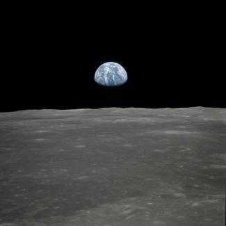 Photo de la Nasa datant de juillet 1969, obtenue le 16 juillet 2019, montrant une vue de la Terre se levant au-dessus de l'horizon lunaire, prise depuis le vaisseau spatial Apollo 11