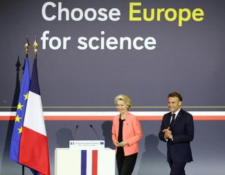 Angesichts der von US-Präsident Donald Trump betriebenen restriktiven Forschungspolitik will die EU-Kommission bis 2027 zusätzlich 500 Millionen Euro bereitstellen, um internationale Wissenschaftlerinnen und Wissenschaftler anzuwerben - insbesondere aus den USA.