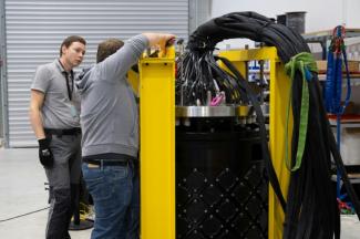 Des ingénieur à l'oeuvre dans une usine de Thales à Gémenos, dans le sud de la France, le 18 septembre 2024