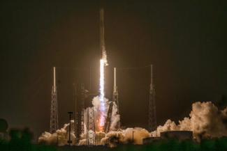 Une fusée Falcon 9 de SpaceX, transportant le vaisseau spatial Dragon décolle du complexe de lancement spatial 40 pour la mission Crew-12 à la base spatiale de Cap Canaveral, le 13 février 2026 en Floride