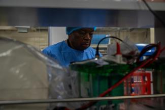 Le professeur Jean-Jacques Muyembe dans son laboratoire de l'Institut national de recherche biomédicale (INRB) à Kinshasa le 20 mai 2026