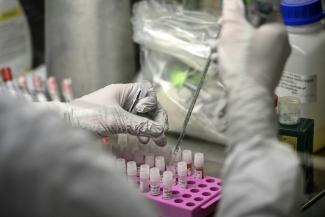 Une technicienne en laboratoire étudie le génome du Covid-19 et de ses variants à l'Institut Pasteur, le 21 janvier 2021 à Paris