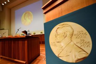 Une médaille du prix Nobel, le 2 octobre 2017 avant l'annonce du gagnant du prix de médecine à Stockholm