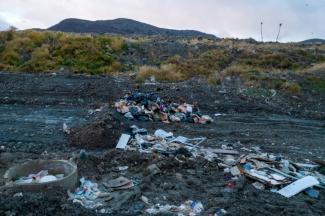 Des charognards dans les déchets de la décharge municipale d'Ushuaia, en Terre de Feu, le 11 mai 2026 en Argentine