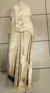 Photo fournie par la police grecque, le 22 janvier 2025, d'une statue antique trouvé dans un sac noir près de poubelles dans une rue de Thessalonique