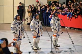 Vom Weltraumbahnhof Jiuquan im Norden Chinas sind drei Taikonauten zur chinesischen Weltraumstation Tiangong gestartet. Geleitet wird die Mission Shenzhou-21 zum turnusmäßigen Austausch der Tiangong-Crew vom erfahrenen Taikonauten Zhang Lu.