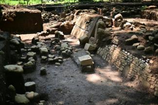 Im Osten Mexikos haben Archäologen antike Ruinen mit Spuren der Maya-Kultur sowie bislang unbekannter Herkunft entdeckt. Die aus kreisförmigen Steinen und einem  Monolith bestehende Stätte datiert auf die Zeit zwischen 200 und 600 nach Christus zurück.