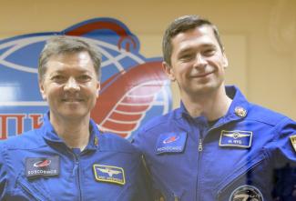 This handout picture provided by NASA shows Expedition 70 NASA astronaut Loral O'Hara (L), Nach einem ausgedehnten Aufenthalt an Bord der Internationalen Raumstation ISS sind zwei russische Kosmonauten und eine US-Astronautin zur Erde zurückgekehrt.