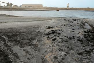 Des déchets de phosphogypse d'une usine de traitement des phosphates sur une plage à côté de l'usine de Gabès, en Tunisie, le 22 mai 2025