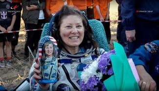 Photo tirée d'une vidéo diffusée par l'Agence spatiale russe Roscosmos, le 23 septembre 2024, de l'astronaute américaine de la NASA, Tracy Dyson, tenant une poupée traditionnelle russe Matryoshka à son effigie, peu après l'atterrissage de la capsule russe Soyouz MS-25 dans une zone près de la ville de Dzhezkazgan, au Kazakhstan