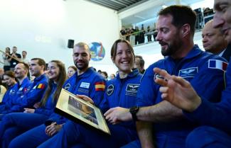 Sophie Adenot reçoit son diplôme au centre européen des astronautes à Cologne en Allemagne, au côté de Thomas Pesquet, le 22 avril 2024