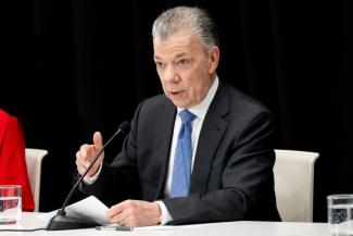 L'ancien président colombien Juan Manuel Santos, fait une déclaration après que l'horloge de l'apocalypse a été rapprochée d'une seconde du gong fatifique, le 28 janvier 2025 à l'Institut américain de la paix à Washington