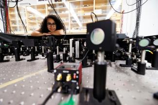 La physicienne Daniela Angulo dans le laboratoire de physique de l'Université de Toronto le 25 octobre 2024