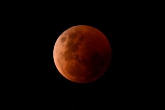 Am Sonntag gibt es eine totale Mondfinsternis. Die Finsternis sei zu großen Teilen vom deutschen Sprachraum aus zu beobachten, allerdings nicht von allen Standorten aus, erklärten das Haus der Astronomie und die Vereinigung der Sternfreunde.