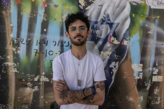 Shye Klein-Weinstein, rescapé de l'attaque sanglante du Hamas le 7 octobre 2023, au mémorial des victimes du festival Nova au kibboutz Reim, dans le sud d'Israël, le 30 mars 2025
