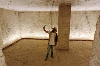 Un touriste visite le tombeau du roi Amenhotep III dans la Vallée des Rois, près de la ville de Louxor, lors de son ouverture officielle au public après des années de restauration, le 4 octobre 2025 en Egypte