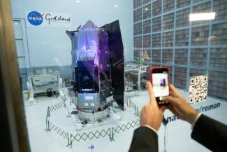 Un journaliste prenant en photo Le Nancy Grace Roman Space Telescope au centre Goddard de la Nasa à Greenbelt dans le Maryland, le 21 avril 2026