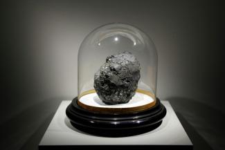 Orgueil, une chondrite tombée en France en 1864, lors de l'exposition "Météorites entre ciel et terre", le 17 octobre 2017 au Muséum national d'histoire naturelle à Paris