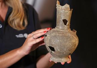 sraelische Forscher haben in Tongefäßen aus der späten Bronzezeit Spuren von Opium entdeckt - ein Hinweis darauf, dass die halluzinogene Droge in der Region vor rund 3500 Jahren bei Bestattungsriten genutzt wurde.