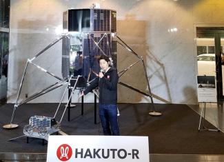 Le PDG d'ispace, Takeshi Hakamada présente le programme Hakuto-R, composé d'un alunisseur et un rover, le 26 septembre 2018 à Tokyo