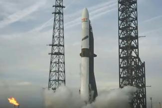 Blue Origin, das Raumfahrtunternehmen von US-Milliardär Jeff Bezos, hat erstmals den Antrieb seiner New-Glenn-Rakete wiederverwendet und damit einen Fortschritt im Wettbewerb mit dem Konkurrenten SpaceX erzielt.