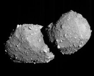 Cette image fournie par l’Agence d’exploration aérospatiale du Japon (JAXA), prise le 5 juillet 2026 et diffusée par Jiji Press le 6 juillet 2026, montre une vue de l’astéroïde Torifune lors du survol par la sonde spatiale Hayabusa2