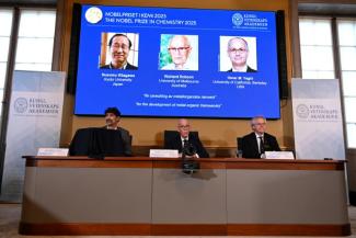 Für die Entwicklung metallorganischer Gerüste werden drei Wissenschaftler mit dem diesjährigen Chemie-Nobelpreis ausgezeichnet. Der Preis geht an den Japaner Susumu Kitagawa, den US-Jordanier Omar Yaghi und den in Großbritannien geborenen Richard Robson.