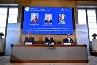 Der Physik-Nobelpreis geht in diesem Jahr an drei Forscher aus dem Bereich der Quantenmechanik. Geehrt werden John Clarke aus Großbritannien, Michel H. Devoret aus Frankreich und John M. Martinis aus den USA.