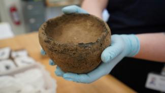 In Dänemark sind rund 30 mutmaßliche Wikingergräber aus dem zehnten Jahrhundert entdeckt worden. Nach Angaben eines Museums handelt es sich möglicherweise um die letzte Ruhestätte einer adligen Familie, die im Dienst des legendären Wikingerkönigs Harald Blauzahn stand.