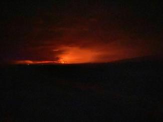 Photo aérienne diffusée par l'Institut de géophysique américain (USGS) le 28 novembre 2022 du volcan Mauna Loa en éruption, à Hawaï