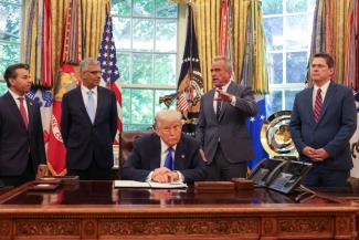 US-Präsident Trump hat Einschränkungen bei der Finanzierung einer vor allem im Zusammenhang mit der Corona-Pandemie umstrittenen Forschungsmethode angekündigt. Die USA würden die Finanzierung von sogenannten Gain-of-Function-Experimenten in bestimmten Ländern stoppen, hieß es in einem neuen Präsidentenerlass.