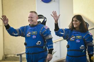 Les astronautes de la Nasa Butch Wilmore (gauche) et Suni Williams, avant leur décollage pour la première mission habitée du vaisseau Starliner de Boeing, à Cap Canaveral le 5 juin 2024