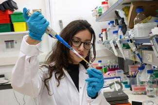 Une chercheuse travaille dans un laboratoire de l'institut Volcani, à Beit Dagan, près de Tel-Aviv, le 20 mars 2024
