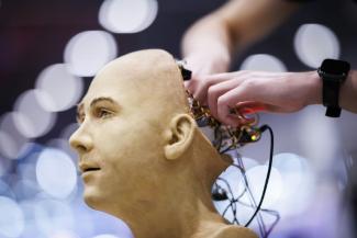 Angesichts der geplanten Lockerung der US-Vorgaben für Künstliche Intelligenz (KI) hat UN-Technologie-Chefin Doreen Bogdan-Martin zu einem einheitlichen Ansatz im Umgang mit KI aufgerufen.