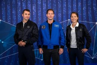 Les astronautes français Arnaud Prost (g), Thomas Pesquet (c) et Sophie Adenot (s), lors d'une cérémonie de présentation des cinq nouvelles recrues astronautes de carrière de l'Agence spatiale européenne à Paris, le 23 novembre 2022
