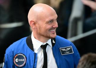 Baden-Württembergs Ministerpräsident Winfried Kretschmann (Grüne) hat den Astronauten Alexander Gerst mit dem Ehrentitel Professor ausgezeichnet. "Sie begeistern für Wissenschaft, für Raumfahrt, für Natur und Technik", erklärte er in Stuttgart.