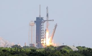 La capsule Crew Dragon, juchée sur la fusée Falcon 9 de SpaceX, décolle du centre spatial Kennedy en Floride, le 1er août 2025