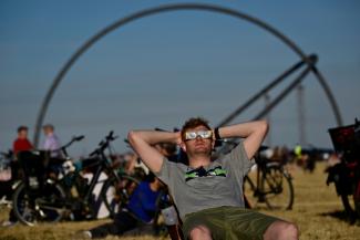 Am frühen Abend war es soweit: Kurz vor 19 Uhr MESZ schob sich am Mittwoch nach Angaben der russischen Weltraumagentur Roskosmos im Norden Russlands der Mond vor die Sonne. In Deutschland begann das Spektakel einige Minuten später.