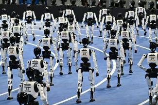 Des robots humanoïdes recueillis après l'ouverture des World Humanoid Robot Games à Pékin le 22 août 2026