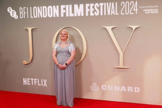 Louise Brown, premier "bébé-éprouvette", pose lors de la présentation du film "Joy" au Festival du film de Londres, le 15 octobre 2024