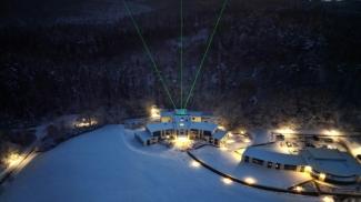 Photo diffusée par l'Institut Leibniz de physique atmosphérique, le 19 février 2026, montrant trois lasers verts mesurant les vents et les températures dans la stratosphère et la mésosphère à l'institut de Kuhlungsborn, le 30 novembre 2023 en Allemagne