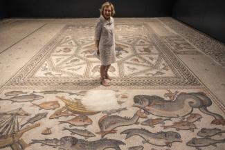La philanthrope américaine Shelby White sur la mosaïque de Lod, vieille d'environ 1 700 ans, le 27 juin 2022 à Lod, dans le centre d'Israël
