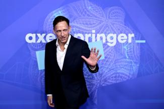 Der aus Deutschland stammende US-Investor Peter Thiel ist mit einem Preis des Axel-Springer-Verlags in Berlin ausgezeichnet worden. "Wir würdigen den wirkungsvollsten Deutschen unserer Zeit", sagte der Springer-Vorstandschef Mathias Döpfner.