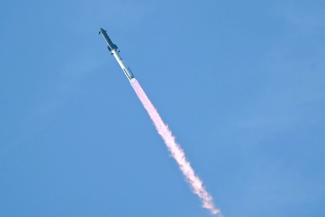 Eine Starship-Rakete des privaten US-Raumfahrtunternehmens SpaceX ist erstmals in eine Erdumlaufbahn gestartet. Die Riesenrakete hob am Montag zu ihrem 14. Testflug vom Weltraumbahnhof Starbase in Texas ab und erreichte nach kurzer Zeit den Orbit.