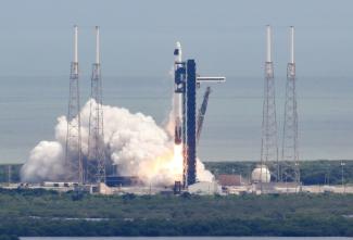 Die Besatzung einer SpaceX-Rakete zur Rückholung zweier Astronauten ist am Sonntag auf der Internationalen Raumstation (ISS) angekommen. Die Dragon-Kapsel mit dem US-Astronauten Nick Hague und dem russischen Kosmonauten Alexander Gorbunow dockte am Sonntag um 23.30 Uhr an der ISS an.