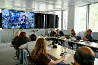 L'astronaute française Sophie Adenot, vue sur un écran dans la Station spatiale internationale, répond à des questions de journalistes présents au siège de l'Agence spatiale européenne, à Paris, le 2 septembre 2026