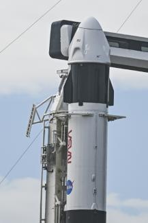 Une capsule Dragon au sommet d'une fusée Falcon 9 de SpaceX, le 3 mars 2024 au Centre spatial Kennedy en Floride