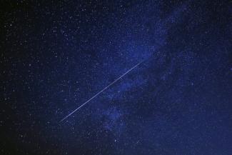 Bei dem Leuchtphänomen am Himmel über dem Westen Deutschlands hat es sich dem Zentrum für Luft- und Raumfahrt zufolge um einen Meteor gehandelt. Ein Meteor ist die Leuchtspur eines kleinen Gesteinskörpers, der in die Erdatmosphäre eindringt.